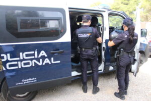 Dos agentes en un furgón policial.